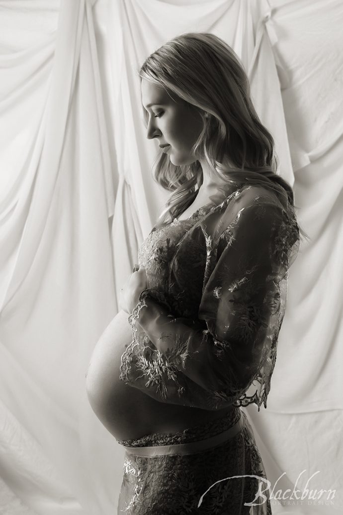 Black and white baby bump photo saratoga